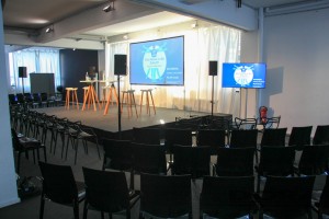 Bühne mit Leinwand und Beschallung